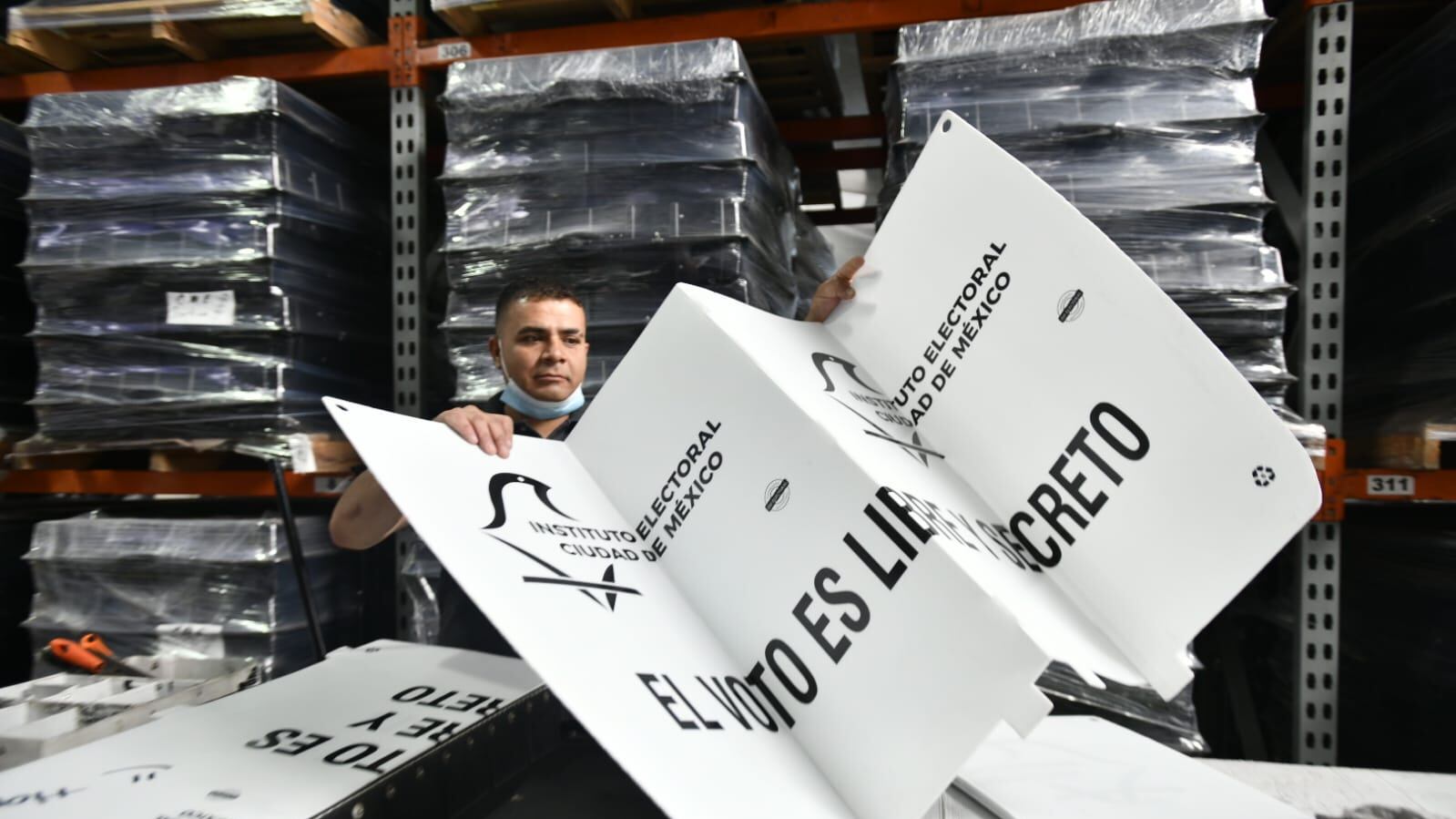 Porta urnas plegable diseñado por el IECM.