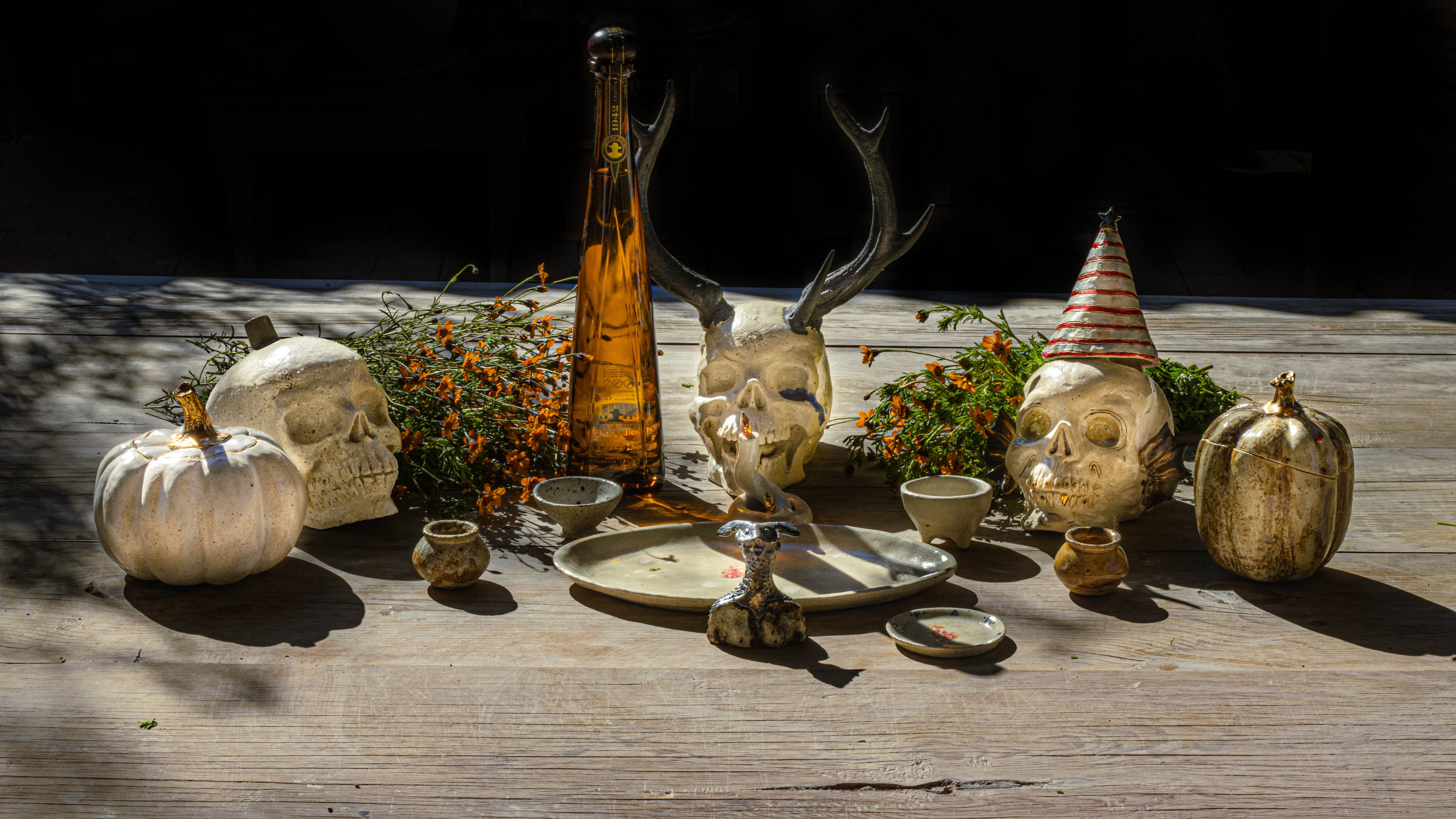 Envuelta en el misterio y el encanto de la noche, la exposición estará disponible hasta el 3 de noviembre en la icónica ubicación del bar en la colonia Roma.