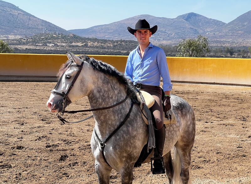 El heredero de una de las dinastías más importantes del rejoneo mundial, Guillermo Hermoso de Mendoza,  nos recibe en su rancho de San Miguel de Allende, donde entrena junto a sus caballos para su próxima corrida en la Monumental Plaza México