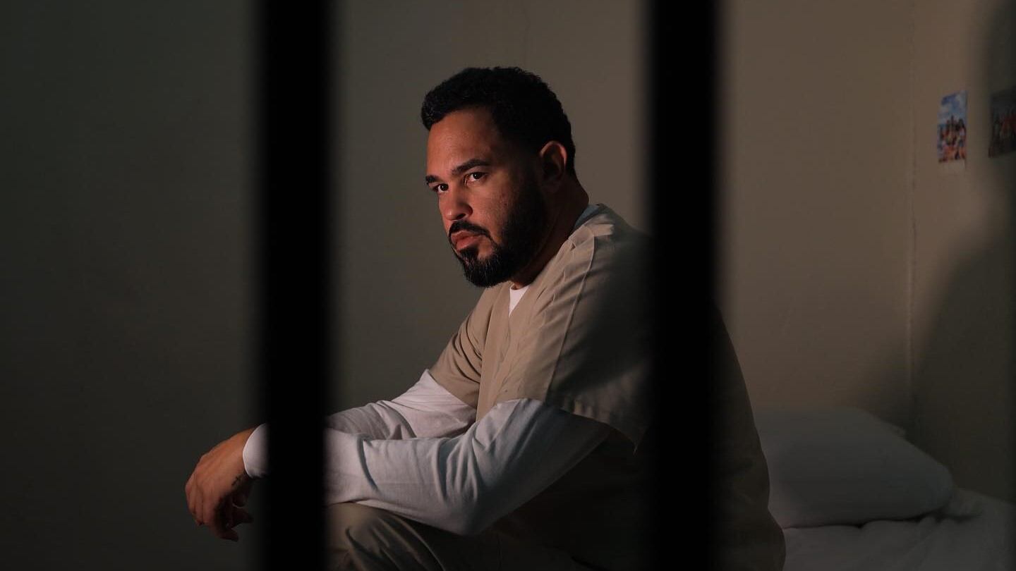 Tras su sentencia, Raphi Pina decide mostrar a sus seguidores lo que ha sido su vida a través de una mini serie