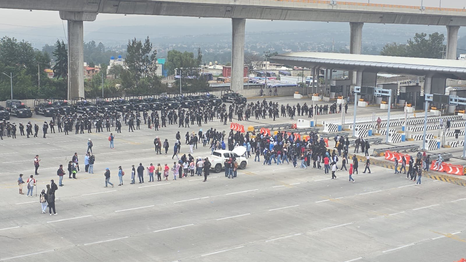 Manifestantes y elementos de seguridad permanecieron frente a frente en la Caseta de Tlalpan