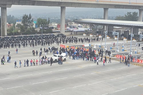 ¡Encapuchados toman la Caseta de Tlalpan! Fuerte operativo en la México-Cuernavaca