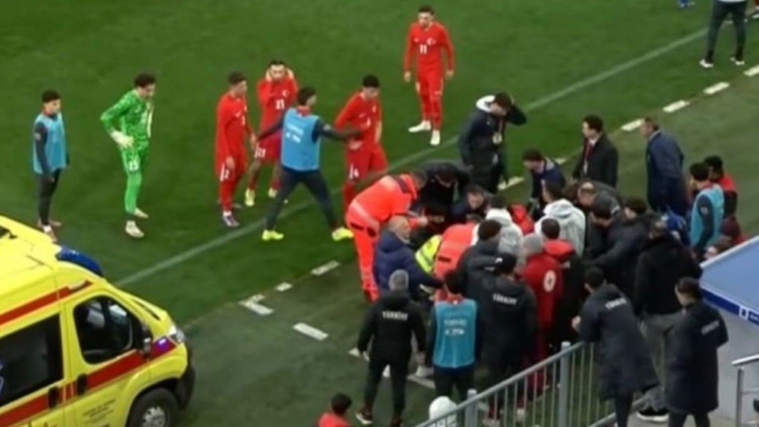 Egemen Korkmaz se desplomó en pleno partido.