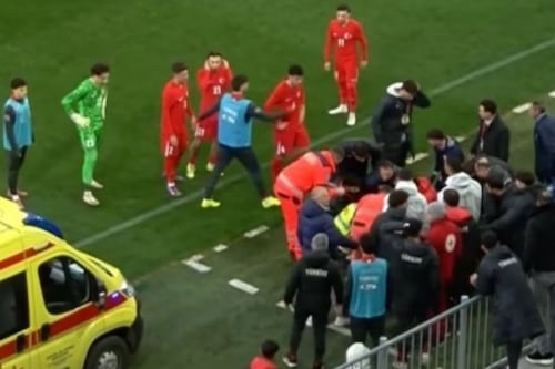 Entrenador de Turquía se desploma en pleno partido: Así fue el impactante momento