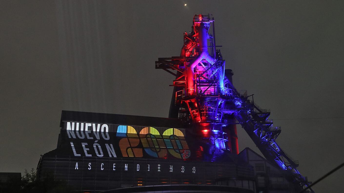 El Horno 3 de Parque Fundidora fue uno de los primeros símbolos estatales en ser iluminados.