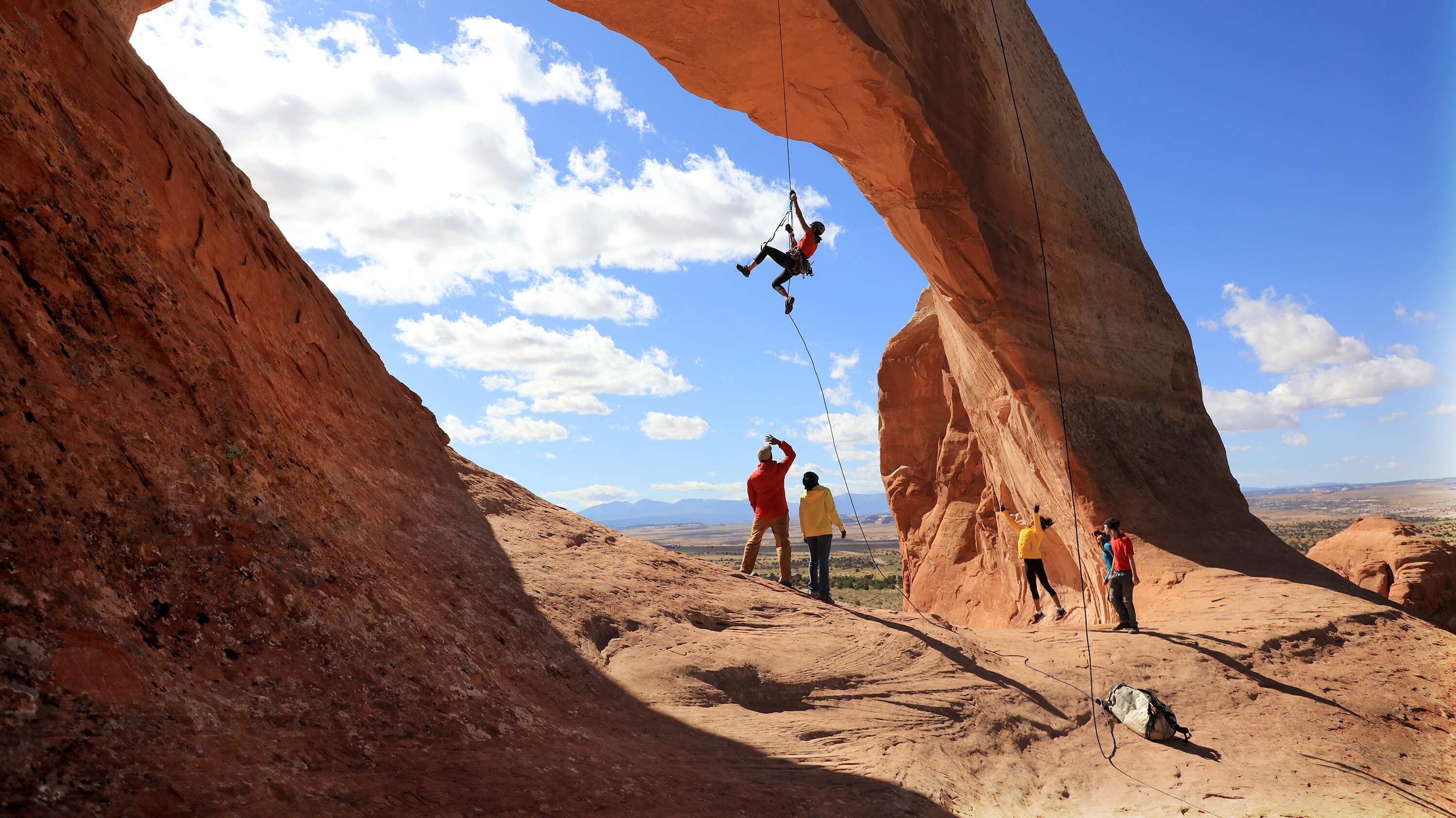 Miranda Oakley se balancea en el Arco de Wilson.