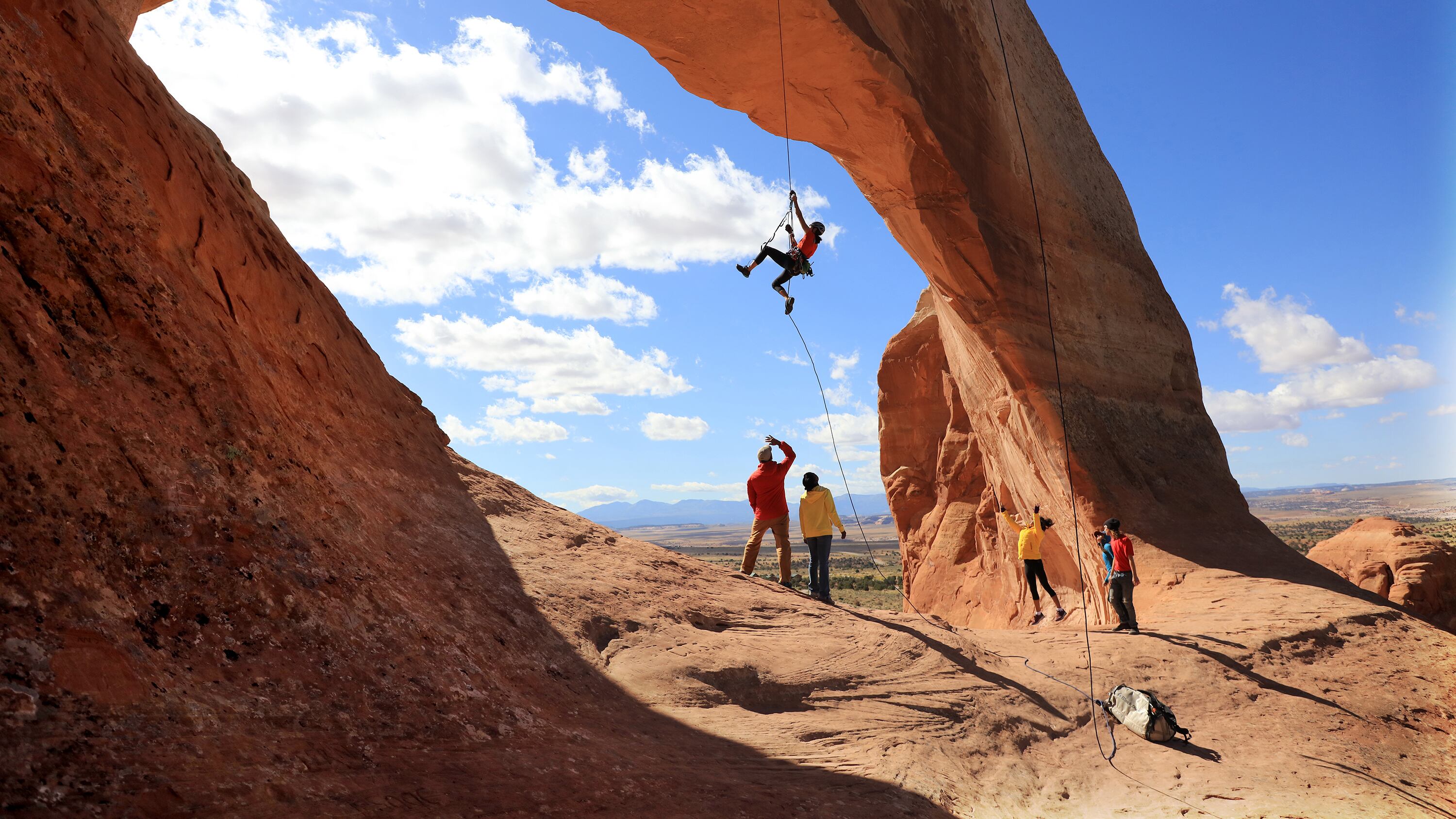 Miranda Oakley se balancea en el Arco de Wilson.