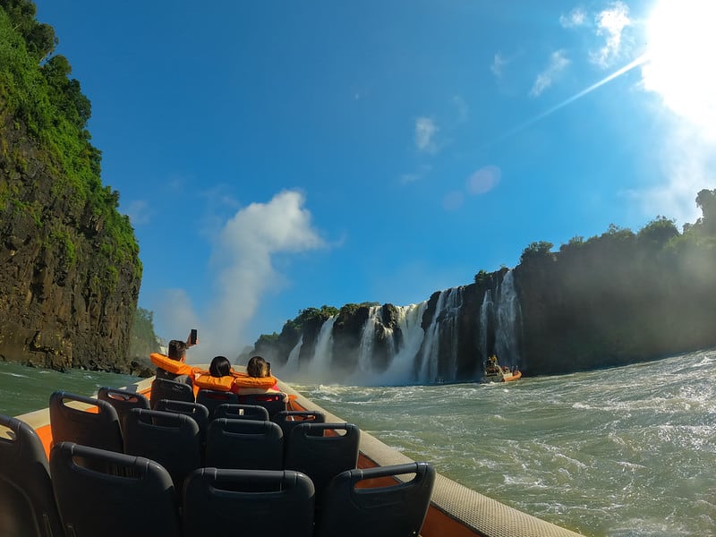 Te contamos cómo llegar a las Cataratas de Iguazú y cuáles son las experiencias imperdibles para aprovechar al máximo una escapada corta llena de naturaleza y emoción