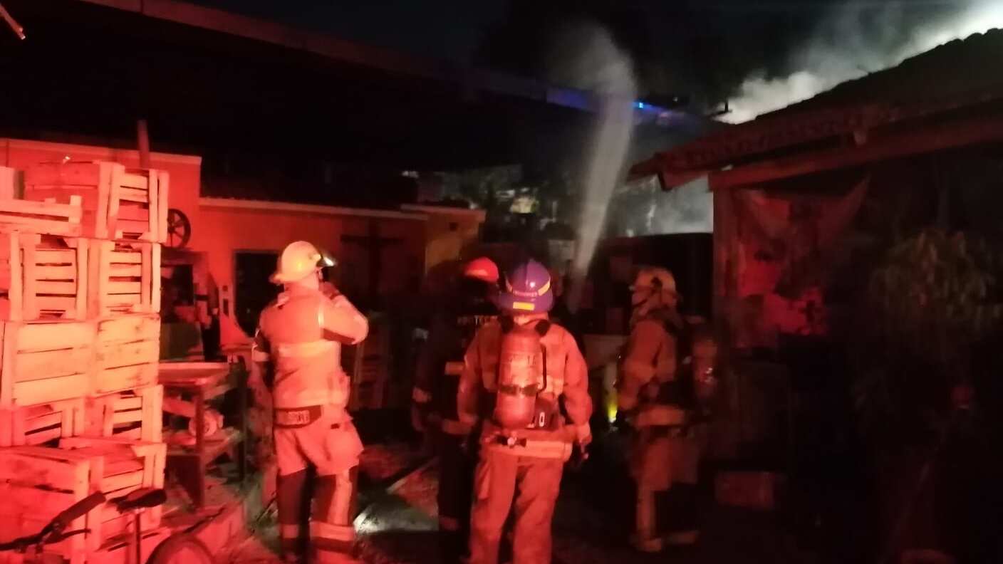 Se sospecha que el incendio se habría originado por una falla en la instalación eléctrica.