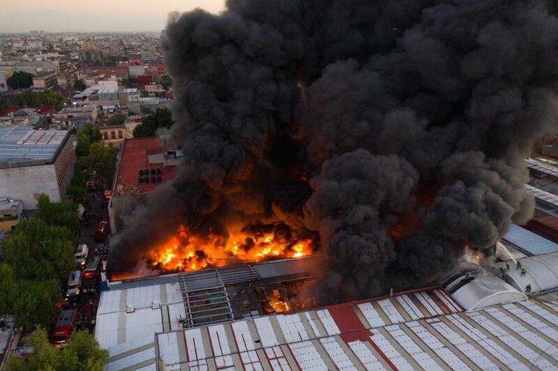 incendio en bodega de calzado sorprende a bomberos y capitalinos