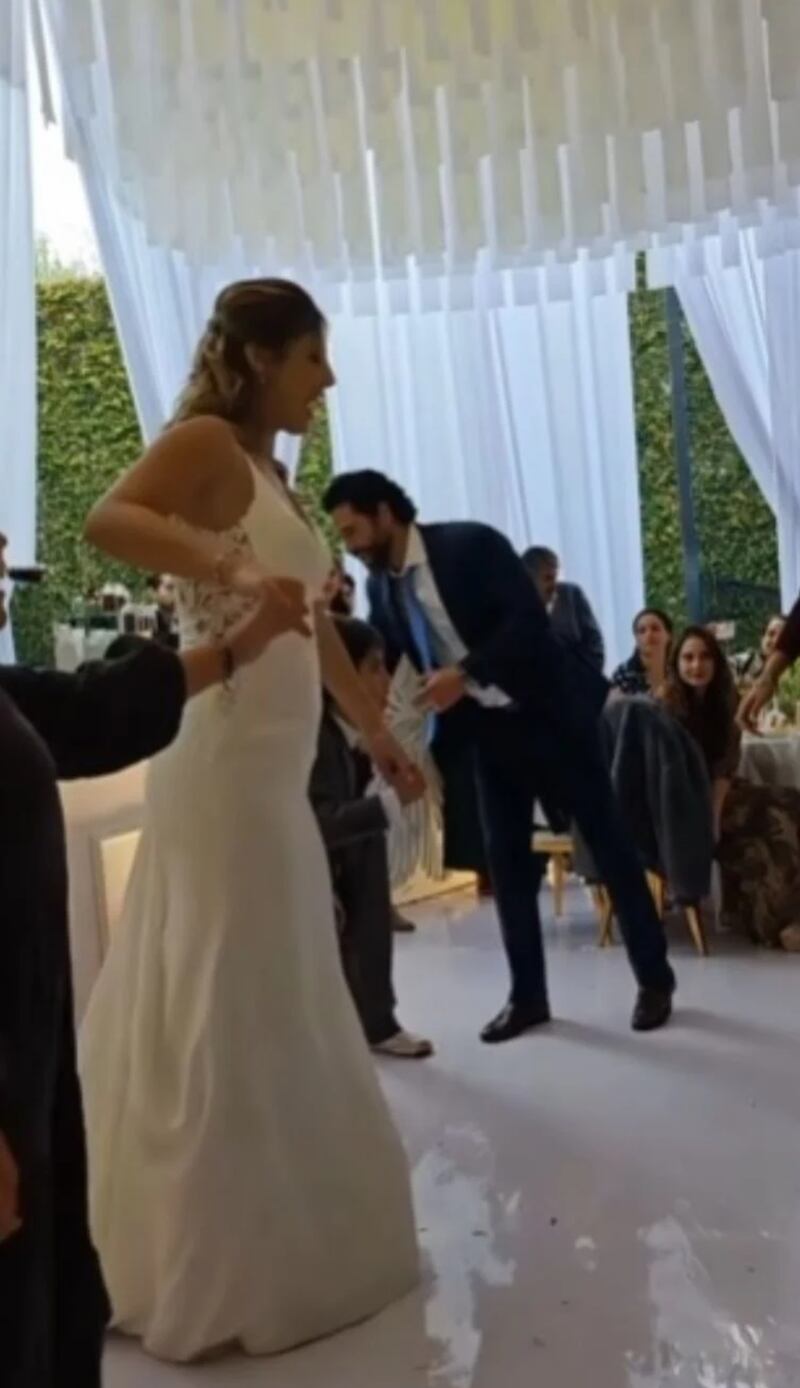 Michelle Renaud desata rumores de embarazo en su boda