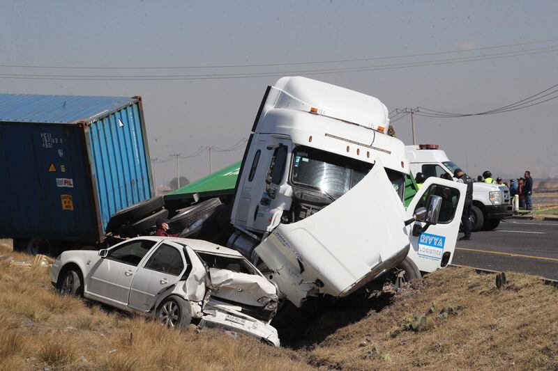 Mañana caótica en autopista Toluca - Naucalpan; choque múltiple deja muertos y heridos