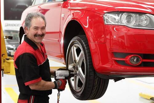 ¿Cómo lograr aflojar las tuercas de un auto que están sumamente apretadas?