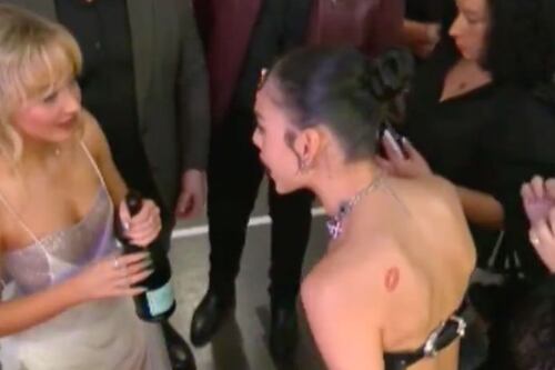 Video: Danna Paola se enfiesta con Sabrina Carpenter y perrea con Anitta