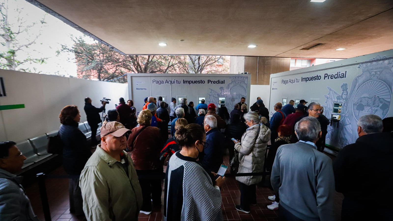 Las filas de personas para hacer el pago se hicieron desde antes de que se abriera el módulo.