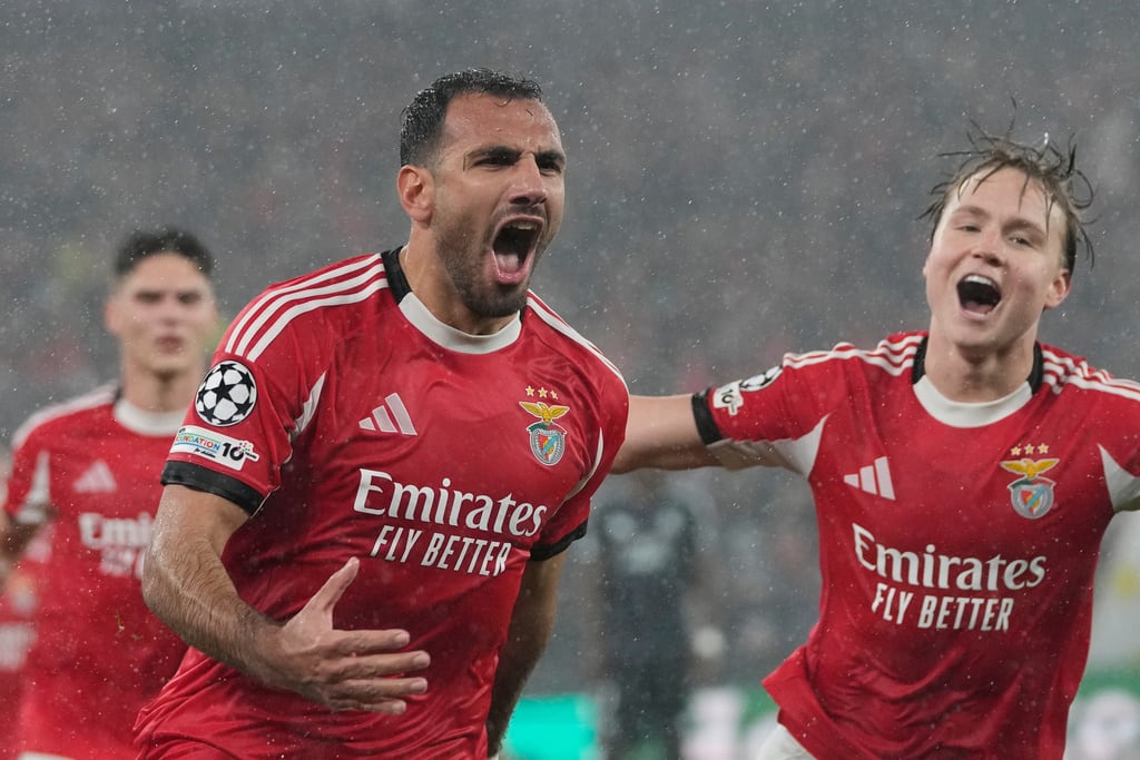 Benfica's Vangelis Pavlidis, left, celebrates after scoring his side's second goal during a Champions League opening phase soccer match between Benfica and Real Madrid, in Lisbon, Wednesday, Jan. 28, 2026. (AP Photo/Armando Franca)