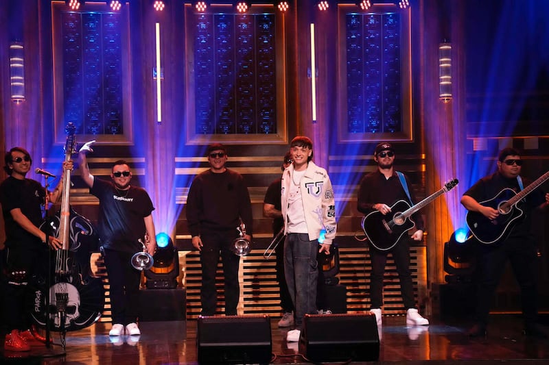 Peso Pluma hace historia en ‘The Tonight Show’ de Jimmy Fallon