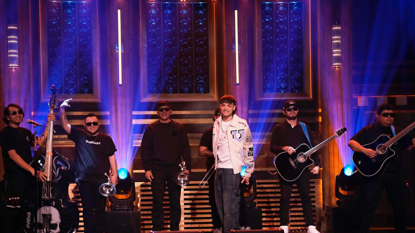 Peso Pluma hace historia en ‘The Tonight Show’ de Jimmy Fallon