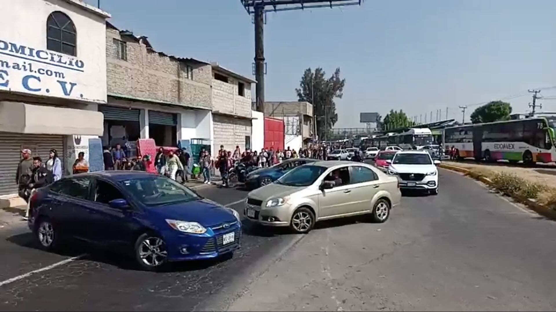 Vecino de Ecatepec bloquean Av Central Hank González a la altura de la estación Zodiaco Mexibús Línea 1
