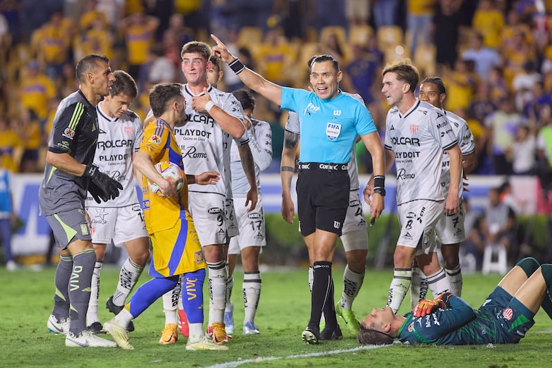 Tigres avanzó a semifinales con gol polémico.