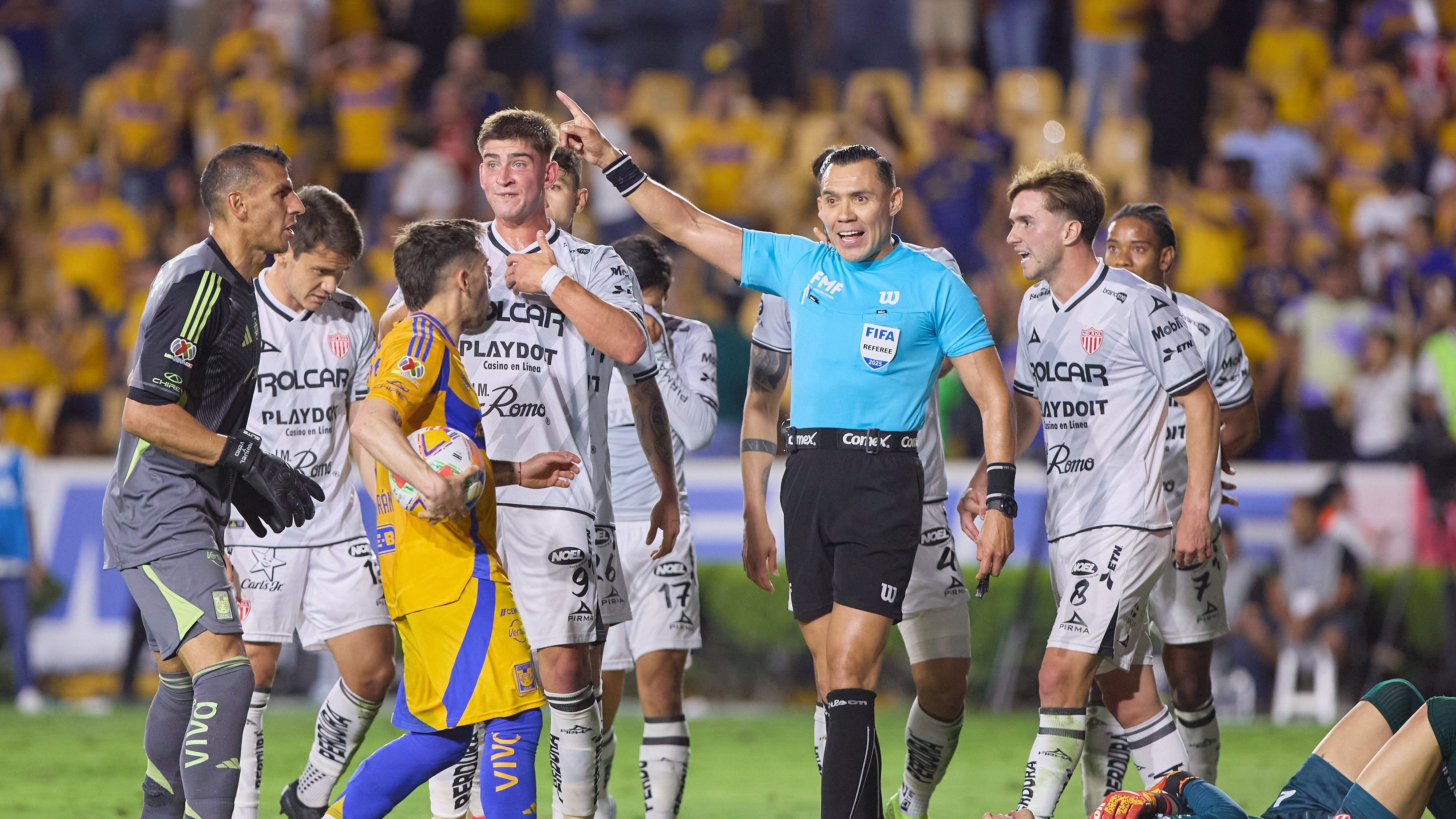 Tigres avanzó a semifinales con gol polémico.