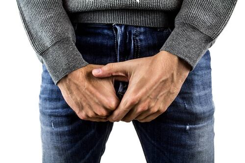 Operan a hombre con el pene más grande del mundo