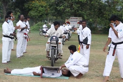 Karateca indio rompe un récord de más de mil motos sobre él