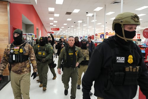 Agentes del ICE hacen redadas en Target; clientes llaman a boicot contra la cadena
