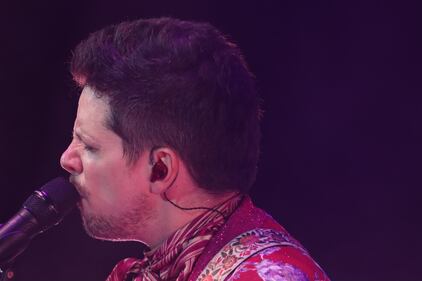 El cantante y compositor venezolano fue sorprendido con un disco Platino por su álbum EVA, Doble diamante y Triple Platino por su sencillo Ojos Marrones en el Teatro Metropólitan.