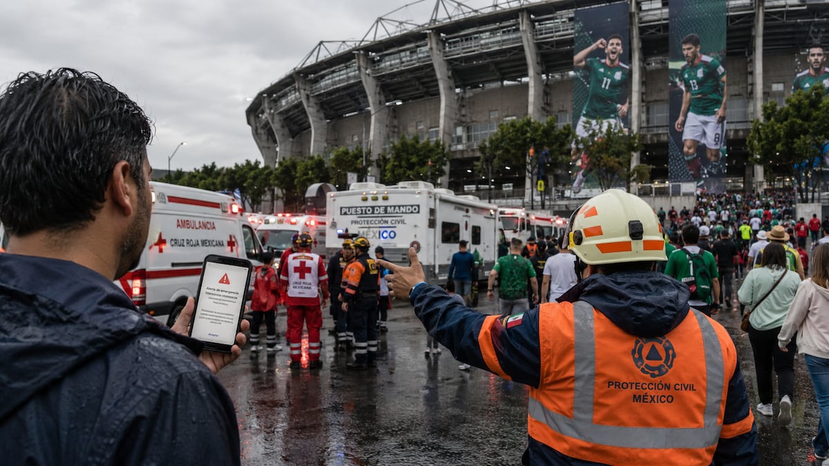 Alerta por sismo en México, alistan ambulancias y rescatistas en sedes mundialistas