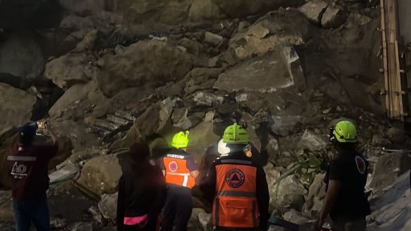 Deslizamiento de tierra en Lomas de Tarango rompe muro de contención