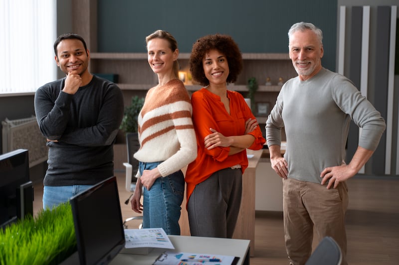 Las organizaciones de América Latina y del mundo enfrentan hoy un reto estructural en el mercado laboral: unir a líderes de distintas generaciones —Baby Boomers, Gen X, Millennials y Gen Z— para fortalecerse en innovación, compromiso y crecimiento sostenido. Foto: Freepik.