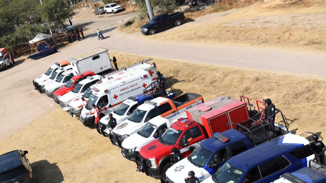 Más de 4 mil personas, 900 unidades, 326 ambulancias y 22 lanchas formarán parte del operativo especial de Semana Santa y Semana de Pascua en el estado de Guanajuato, informó la Secretaría de Seguridad y Paz.
El dispositivo fue aprobado por integrantes del Consejo Estatal de Protección Civil, quienes definieron un plan de trabajo enfocado en brindar atención y seguridad durante la temporada de turismo religioso y recreativo.
De acuerdo con las autoridades, en el estado se tienen identificados 582 sitios de concentración masiva, donde se prevé una mayor presencia de visitantes durante el periodo vacacional.
Entre los municipios con mayor afluencia proyectada se encuentran León, Guanajuato capital, Irapuato y San Miguel de Allende, destinos que concentran celebraciones religiosas, actividades turísticas y eventos culturales.
Refuerzan vigilancia en festividades religiosas
Durante estas semanas se desplegarán operativos especiales en diversas celebraciones tradicionales que cada año reúnen a miles de personas.
Entre ellas destacan la Judea en Purísima del Rincón, el Viacrucis en la montaña de Cristo Rey en Silao, la Festividad del Cristo Negro en Salamanca, la Festividad del Señor del Ojo Zarco en Apaseo el Grande y la Danza de los Cornudos en Apaseo el Alto.
Las labores de vigilancia estarán a cargo de las Fuerzas de Seguridad Pública del Estado (FSPE) a través de la Policía Estatal de Caminos, en coordinación con la Secretaría de la Defensa Nacional, la Guardia Nacional y autoridades municipales.
Presencia en templos, balnearios y espacios turísticos
Las autoridades informaron que los recorridos preventivos y la presencia operativa se concentrarán en 126 centros religiosos, 63 espacios públicos, 127 balnearios, 123 cuerpos de agua, 49 unidades deportivas, 17 parques ecoturísticos, 17 museos y 123 plazas comerciales.
El operativo se desarrollará del 26 de marzo al 12 de abril e incluirá la participación de dependencias federales y estatales como la Secretaría de Comunicaciones y Transportes, Ángeles Verdes, el Sistema de Urgencias del Estado y la Secretaría de Salud de Guanajuato.
Llaman a prevenir riesgos
La Secretaría de Seguridad y Paz llamó a la población a disfrutar la temporada vacacional con responsabilidad y a extremar precauciones durante los eventos religiosos y recreativos.
Las autoridades recordaron que ante cualquier emergencia se debe llamar al 911, mientras que para reportes o denuncias anónimas está disponible la línea 089.