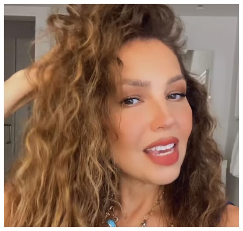 Thalía luce un balayage que rejuvenece al instante