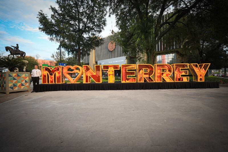 Ahora se lee el nombre completo con piezas en relieve que se suman a la estrategia turística de la ciudad.