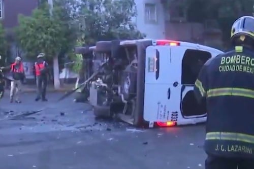 ¿Niños heridos? Vuelca transporte escolar tras brutal choque en la Del Valle