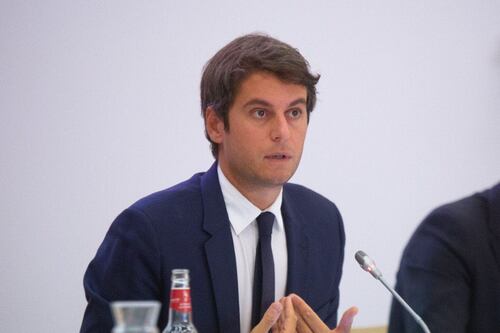 Francia designa a su primer ministro gay, el más joven de la V República