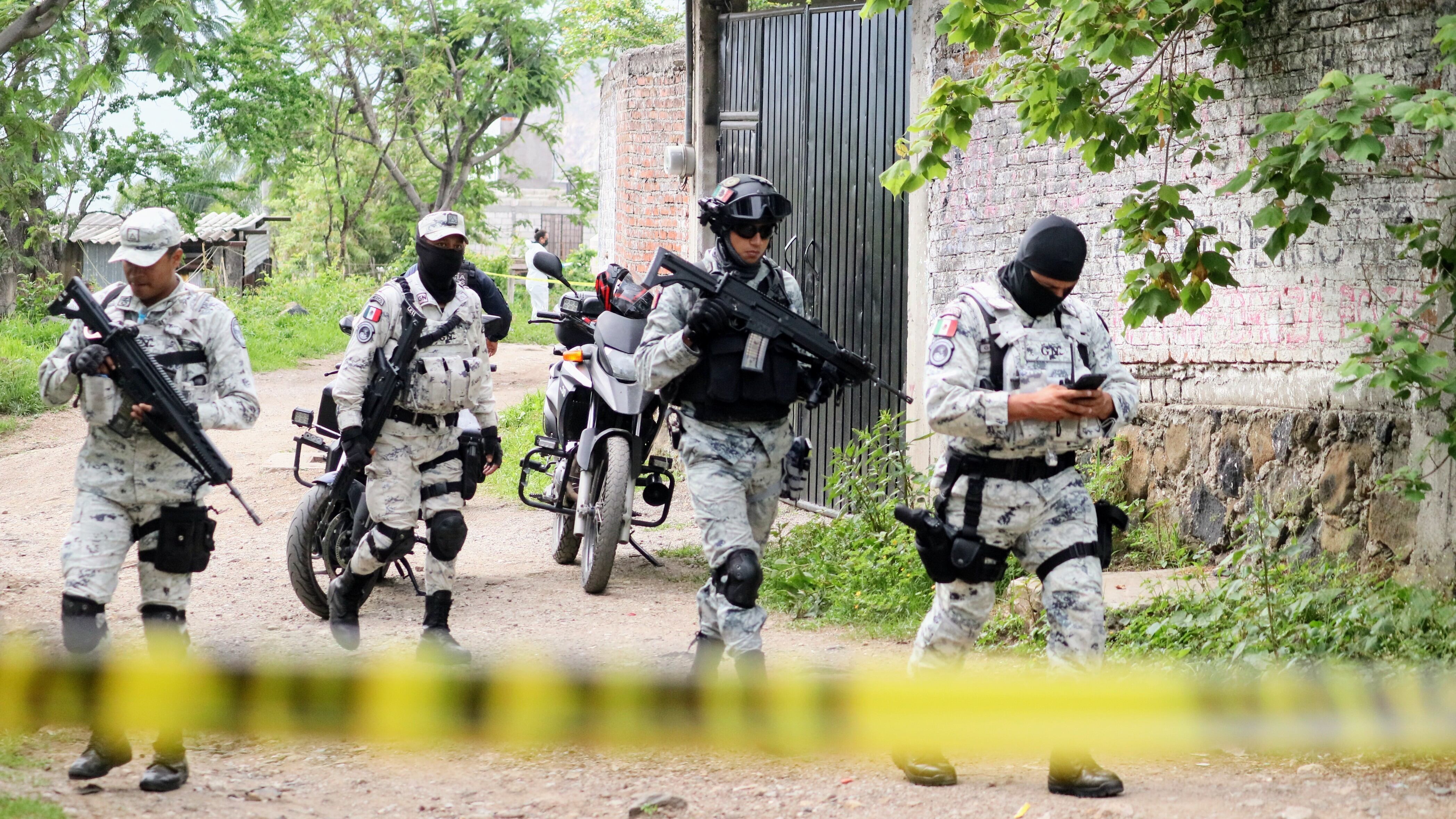 JIUTEPEC, MORELOS, 07JULIO2022 . Al interior de una vivienda ubicada en la calle de los Campesinos de la colonia 28 de Agosto, fueron asesinados a balazos un hombre y una mujer que eran hermanos. Según información extraoficial se escucharon disparos durante la noche, al amanecer un familiar llego al domicilió  y encontró a la pareja sin vida. Policía de Morelos resguardo el sitio, después llegaron investigadores y peritos de la Fiscalía que recabaron indicios para la averiguación que inicia. Finalmente trabajadores del SEMEFO levantaron los cadáveres y fueron llevados al anfiteatro en espera de que sean reconocidos. FOTO: MARGARITO PÉREZ RETANA / CUARTOSCURO.COM