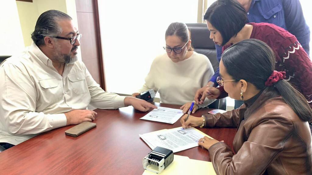 Arturo Peimbert en reunión con la Comisión Permanente de Administración y Procuración de Justicia y la presidenta de la Mesa Directiva del Congreso de Oaxaca, Miriam de los Ángeles Vázquez.