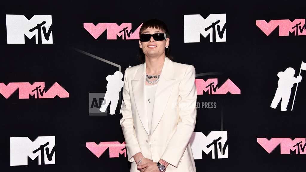 El cantante mexicano Peso Pluma llega a la entrega de los Premios MTV a Videos Musicales en el Prudential Center en Newark, Nueva Jersey, el martes 12 de septiembre de 2023.