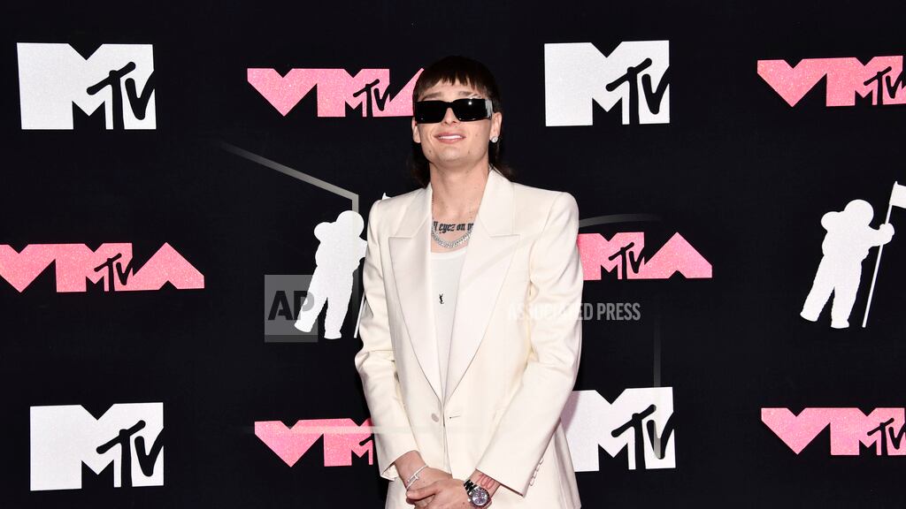 El cantante mexicano Peso Pluma llega a la entrega de los Premios MTV a Videos Musicales en el Prudential Center en Newark, Nueva Jersey, el martes 12 de septiembre de 2023.