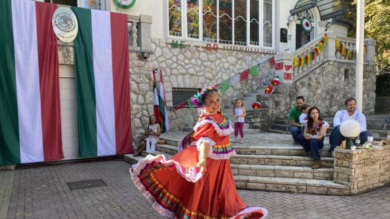 Algunas ceremonias ocurrieron al interior de las embajadas de México, mientras que otras multitudinarias se celebraron al exterior
