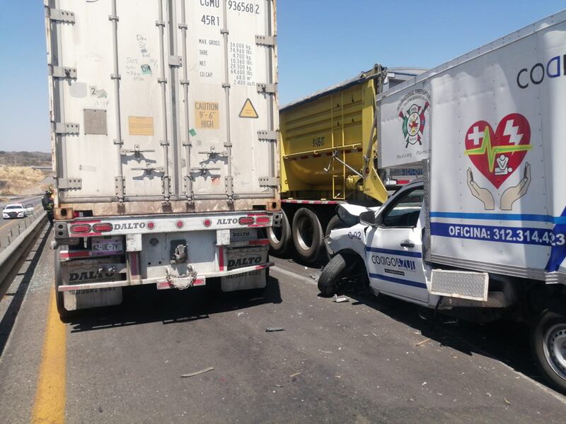 Se informó que los conductores de los dos tráileres que encabezaron el choque se dieron a la fuga.