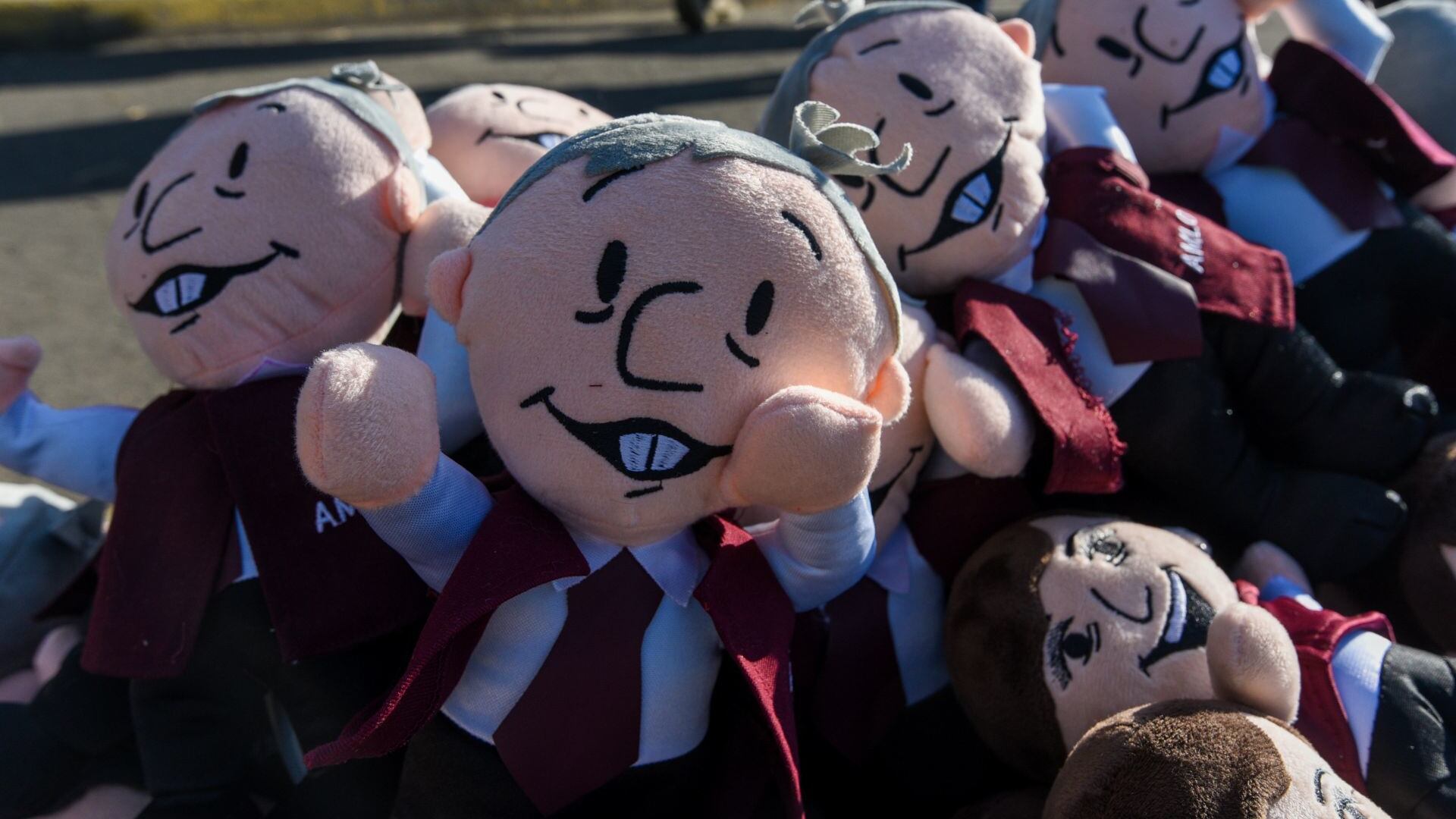 Los muñecos de peluche con la imagen del presidente son los más vendidos (Cuartoscuro).