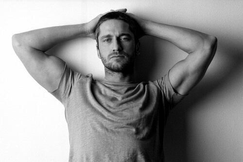 El actor Gerard Butler confesó que ha estado con hombres y las redes estallaron