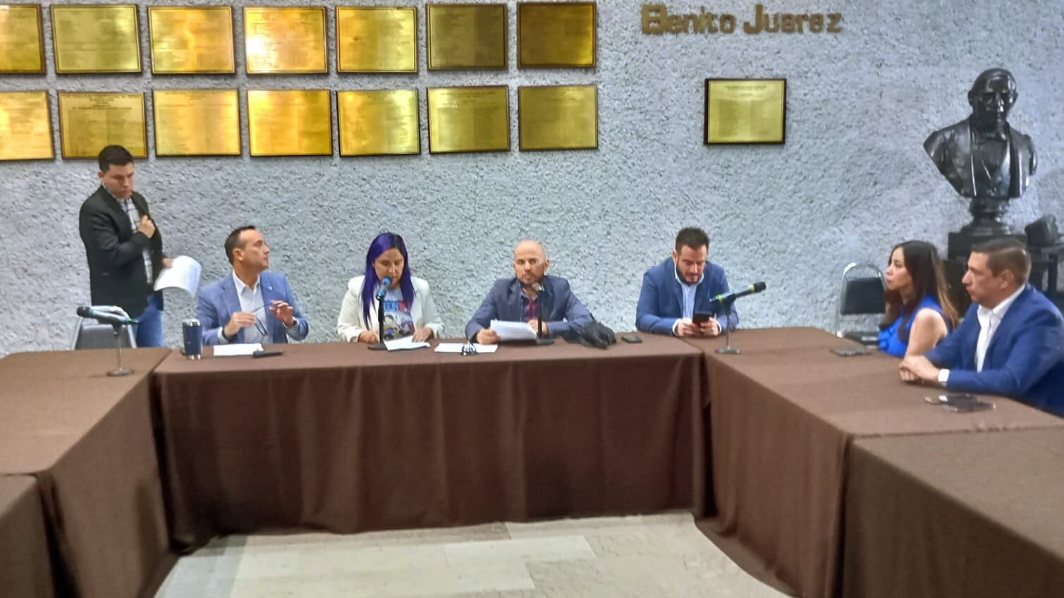 La ley señalaba que se debía separar del cargo al gobernador durante el juicio, pero esto fue corregido por la Corte.