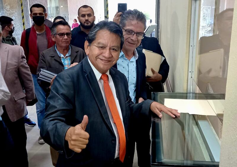 Mario Alberto Hernández Ramírez también donó tres de sus libros a la biblioteca del Congreso.