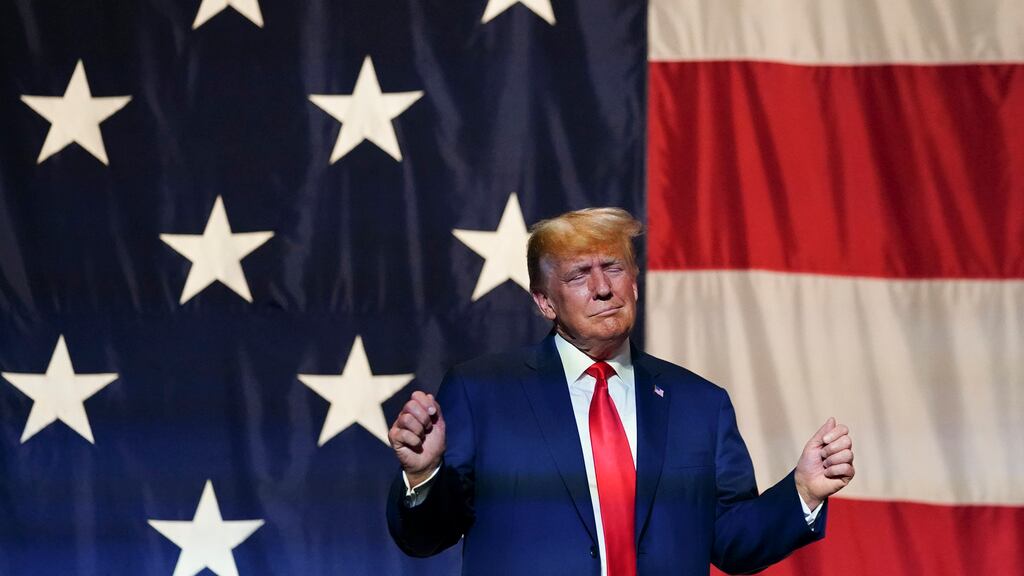 El expresidente Donald Trump enfrenta dos cargos (AP).