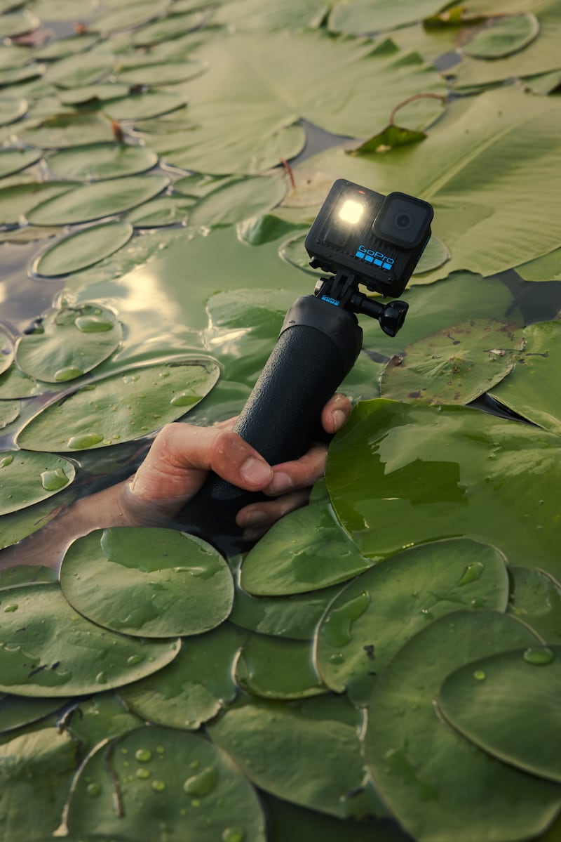 GoPro lanza tres productos que revolucionan el contenido: la cámara MAX2 360 con resolución 8K de verdad y color de 10 bits, la LIT HERO ultracompacta con luz integrada para capturas espontáneas, y el gimbal Fluid Pro AI con seguimiento por IA