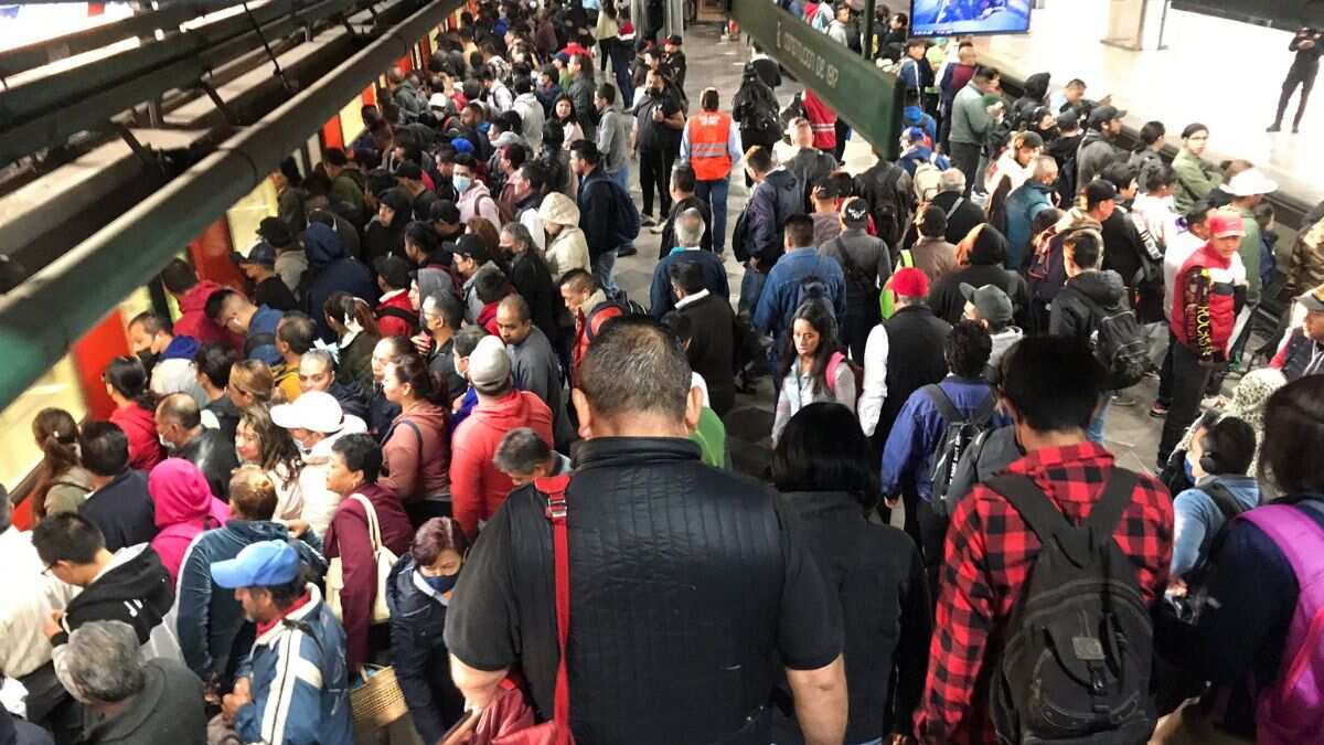 Regreso a clases provoca retrasos y aglomeraciones en varias estacioes y líneas del Metro.